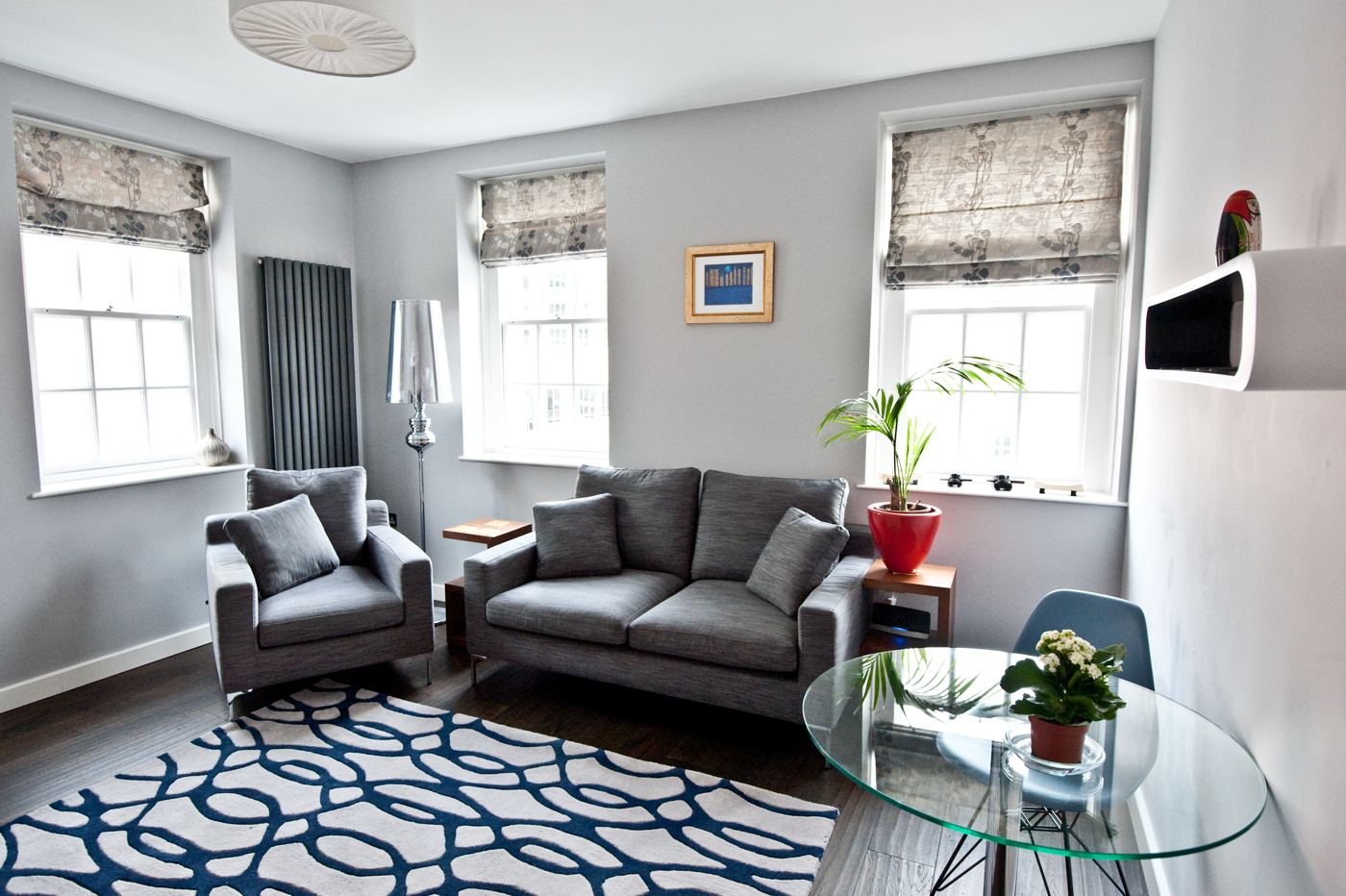 Sitting room with sash windows and patterned rug